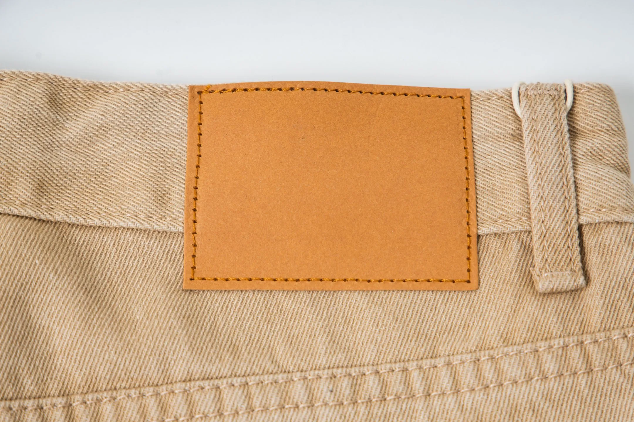 P240 Chrome Hearts 2025 New Light Blue Cross Leather Label Couple Washed Jeans This season’s hot item is sought after by countless celebrities and fashionistas. The neat details of the cutting process add color to the playful fashion! The neat and meticulous design, and the well-fitting structure is unique. The upper body not only has outstanding recognition, but also looks younger and younger. A style with the ultimate wearing meaning and performance, gorgeous color matching, and the craftsmanship of this style is also extremely extraordinary. After the finished product is washed, it is disassembled and hand-made with sheepskin cross leather and then spliced ​​together to complete. The whole piece has too many craftsmanship to describe. It is decorated with patchwork cross flowers and high-waisted washed jeans! ! Absolutely high-end luxury product, a god-level single product, a super popular product, made with top heavy industry, a magic weapon that cannot be missed. Style number: 1867# Size: 28 30 32 34 Color: khaki blue